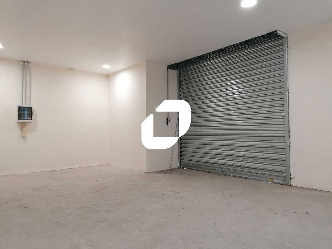 A l'ouest de Montpellier, le long de la départeme