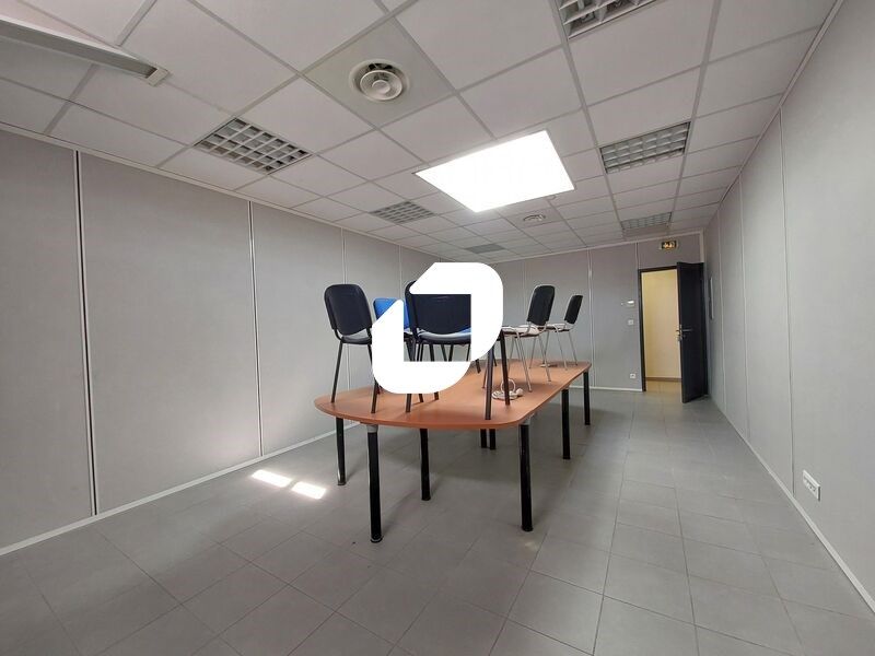 A l'est de Montpellier, dans une zone d'activité 