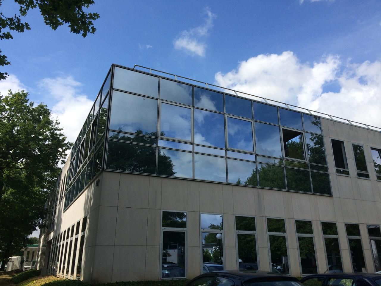 1014 m² pour ce bureaux en location à Éragny