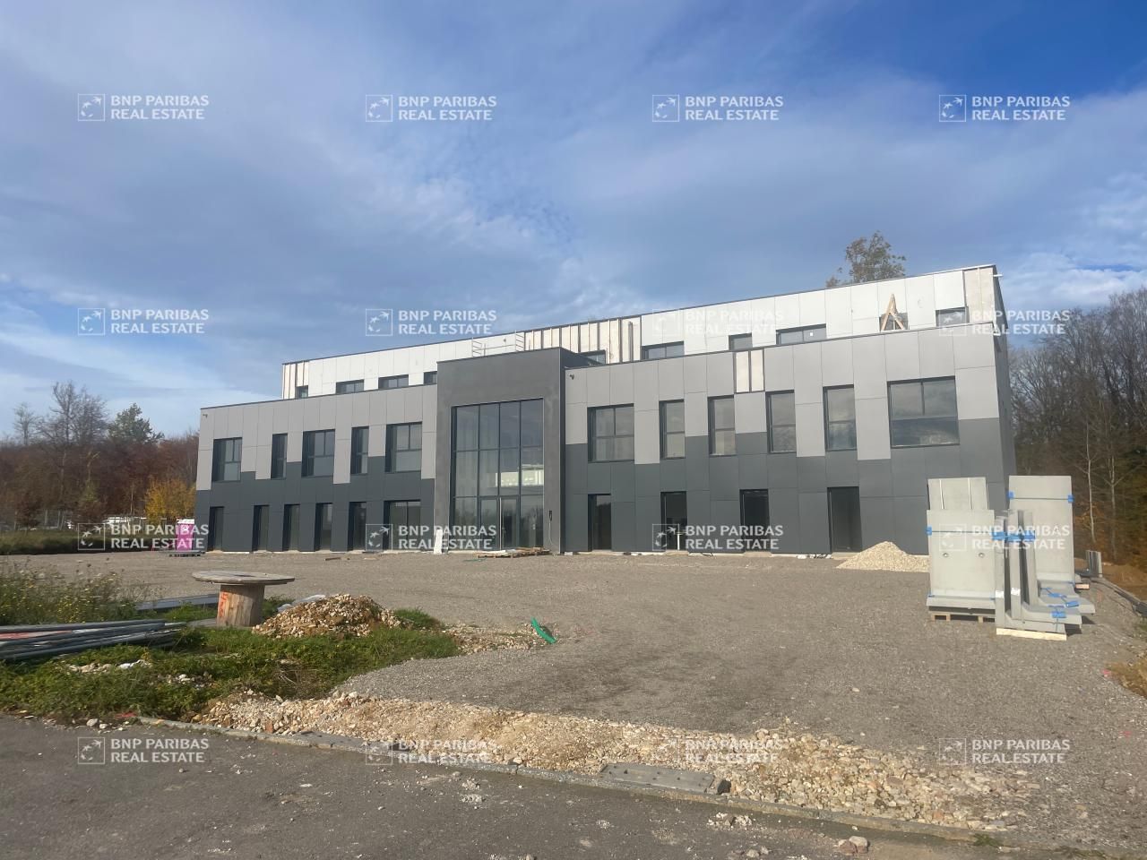 480.58 m² pour ce bureaux en location à Chavigny