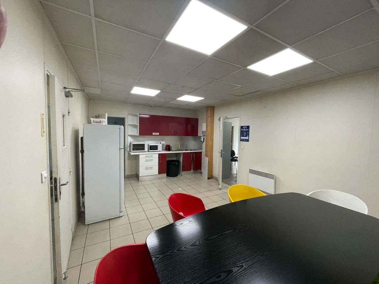 1100 m² pour ce activité en location à Morangis