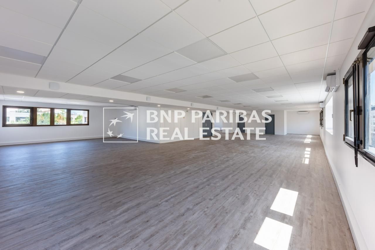 850 m² pour ce bureaux en location à Ivry sur seine