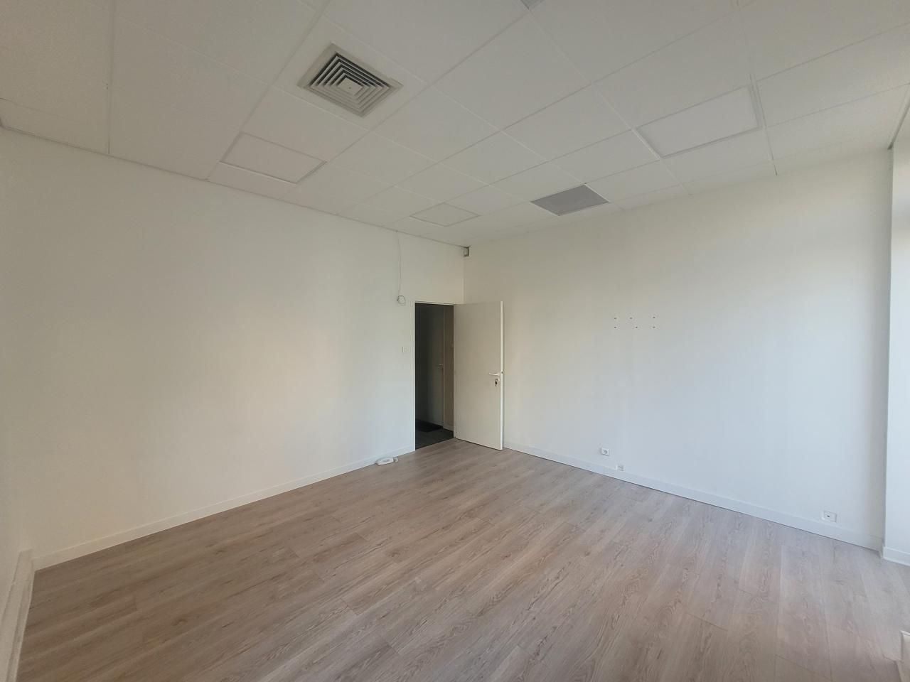 43.73 m² pour ce bureaux en location à Levallois-perret