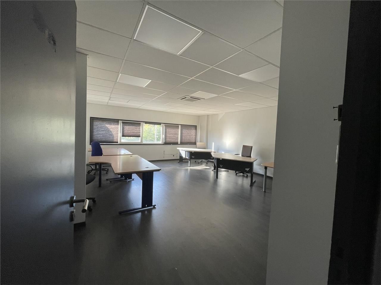 Situé au sein d'un batiment professionnel en bord