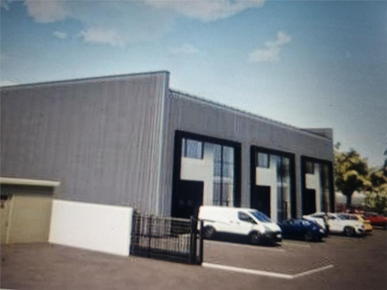 À vendre, un entrepôt neuf de 313 m², idéalement 