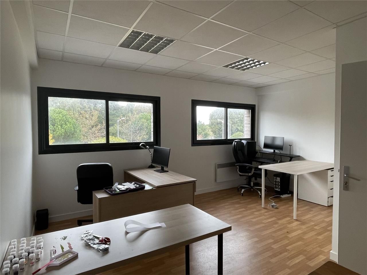 Au coeur d'un centre commercial animé, découvrez 