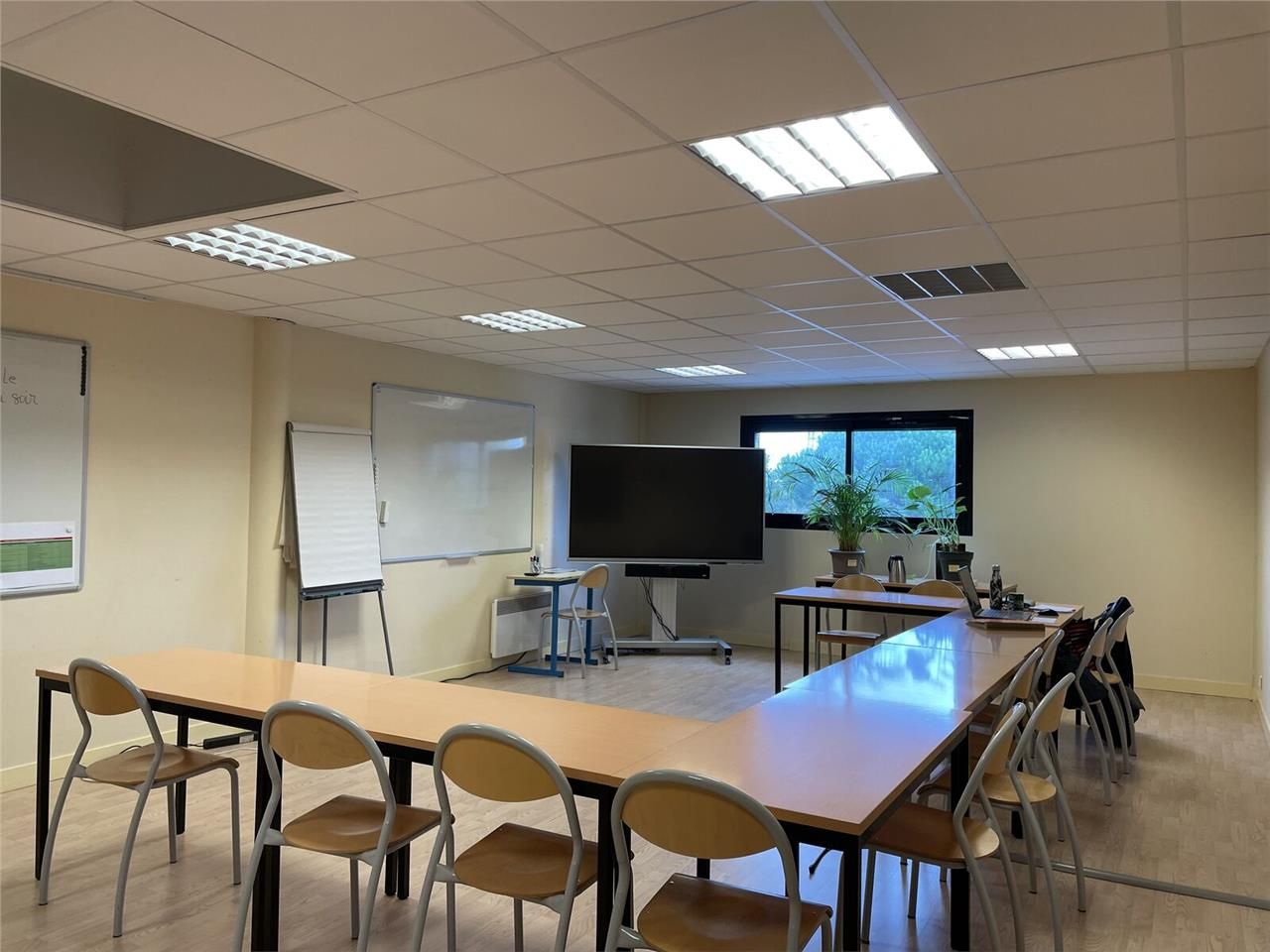 Au coeur d'un centre commercial animé, découvrez 