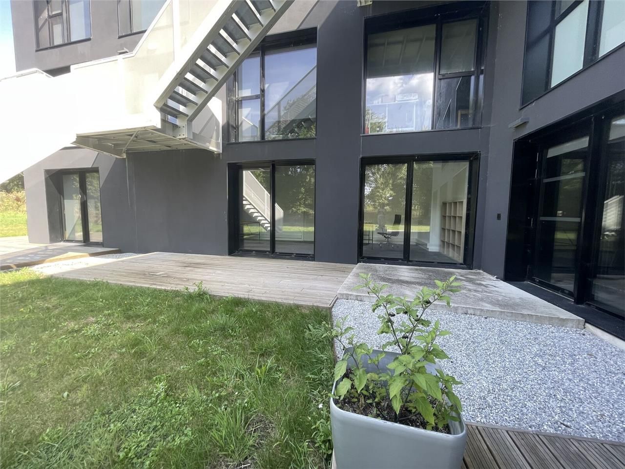 Beau bureau de 23 m2 au Rdc avec sa terrasse priv