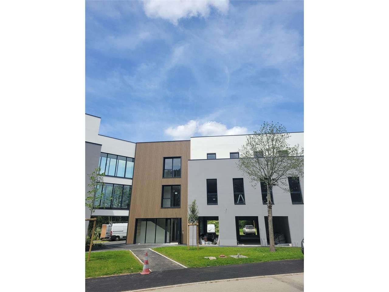 Au sein d'une zone d'activité dynamique, un immeu