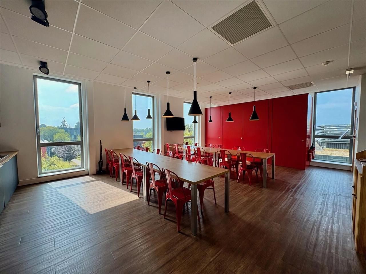 ARNOLD ENTREPRISE vous propose 320 m2 de bureaux,