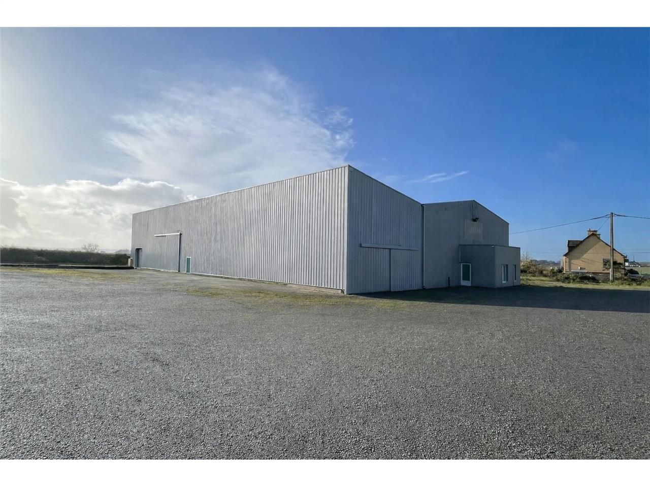 À louer, entrepôt de stockage en bon état, idéale