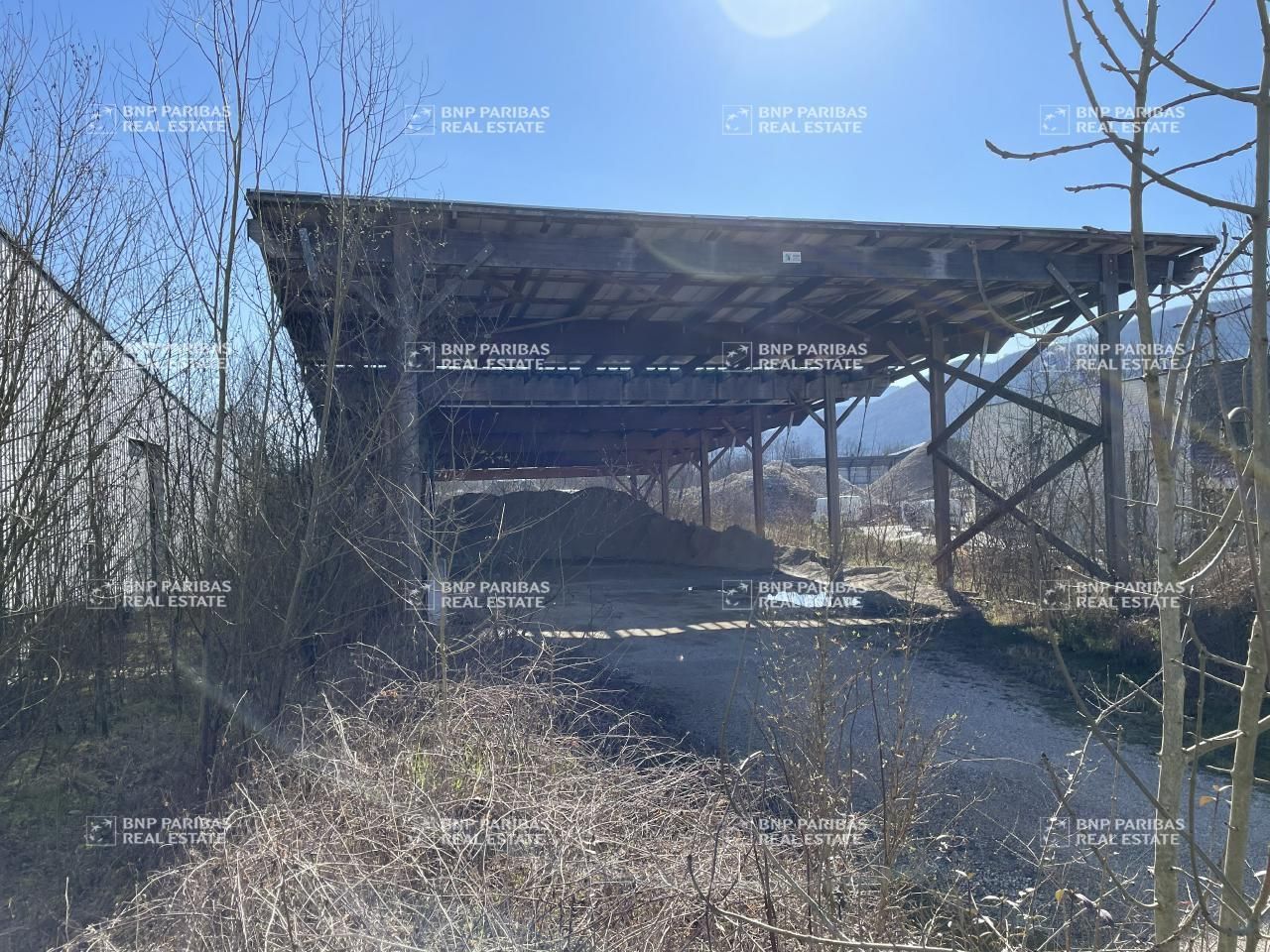 955 m² pour ce activité en location à Entrelacs