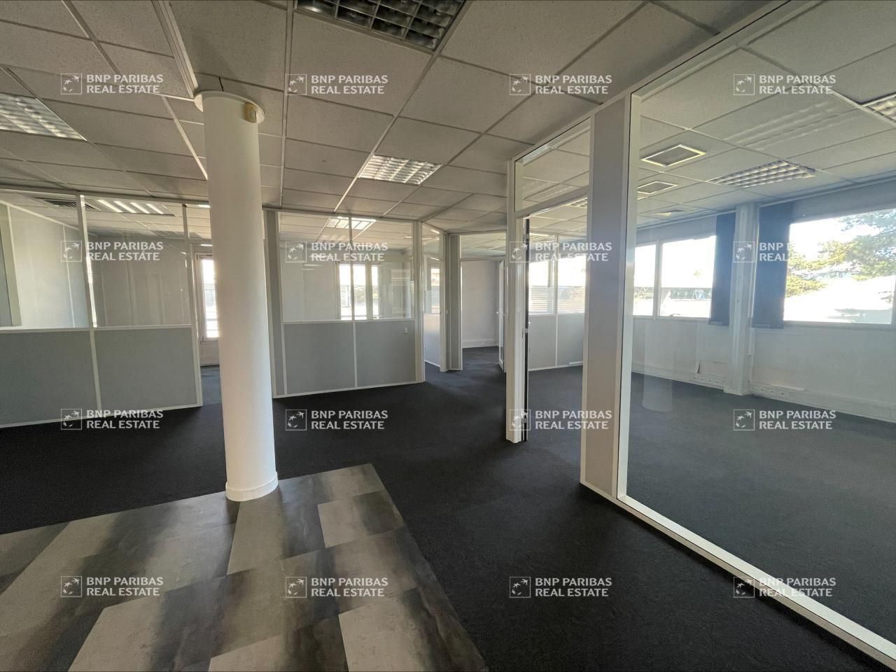 448 m² pour ce bureaux en location à Bron