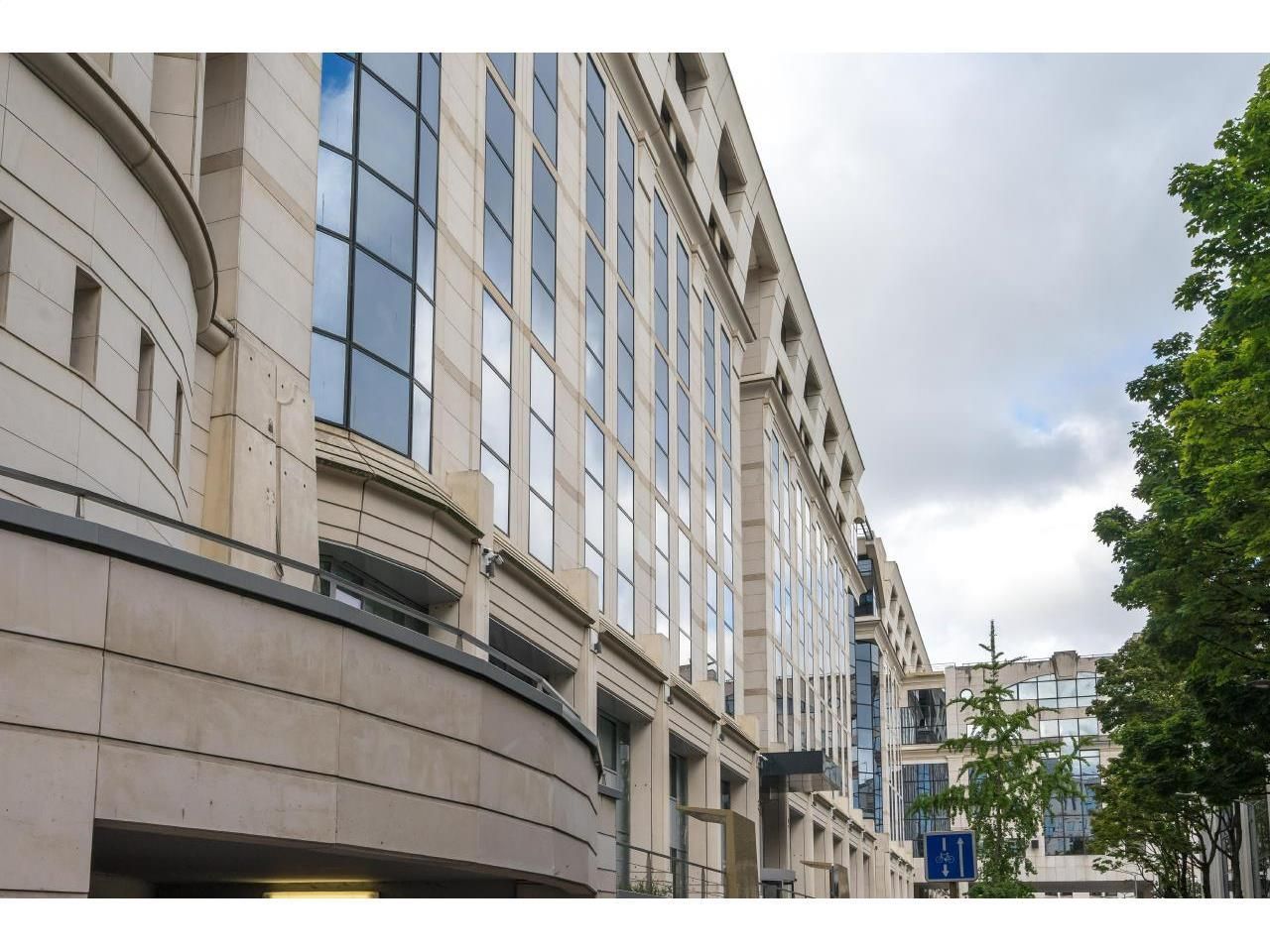 666.6 m² pour ce bureaux en location à Sevres