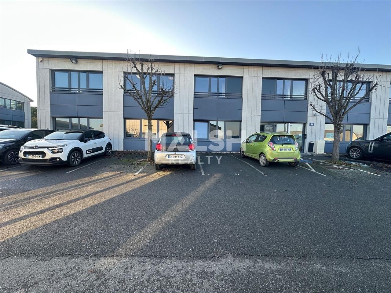 Au sein d'un parc tertiaire dans un bâtiment enti