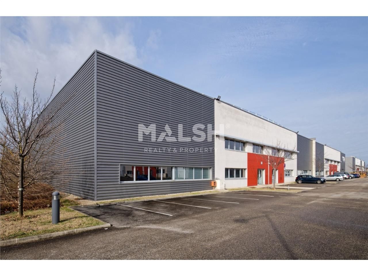 A proximité de l'A43 et de la D383, au sein de l'