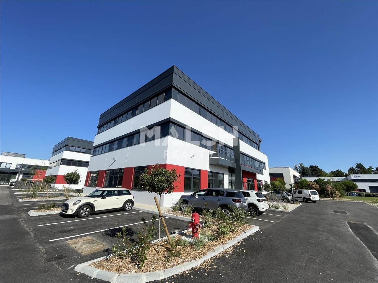 Au sein d'un parc d'activités composé de plusieur