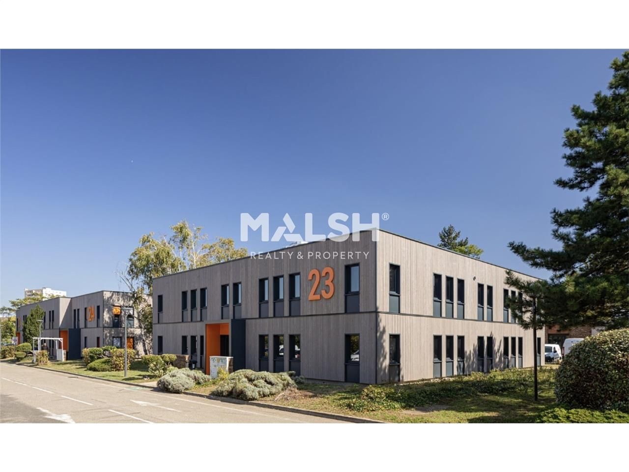 Au sein d'un parc tertiaire calme, arboré, clos e