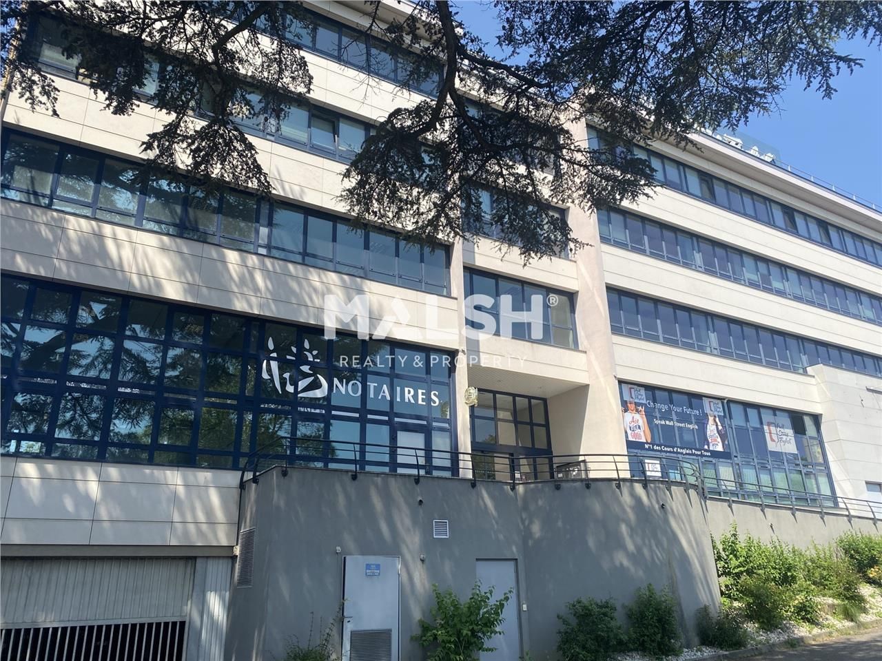 Nous vous proposons à la location 899 m² de burea