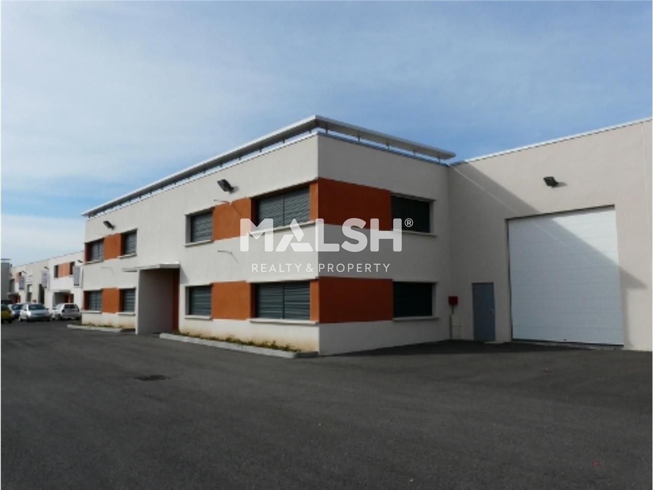 Au sein d'un parc d'activités récent, clos et séc