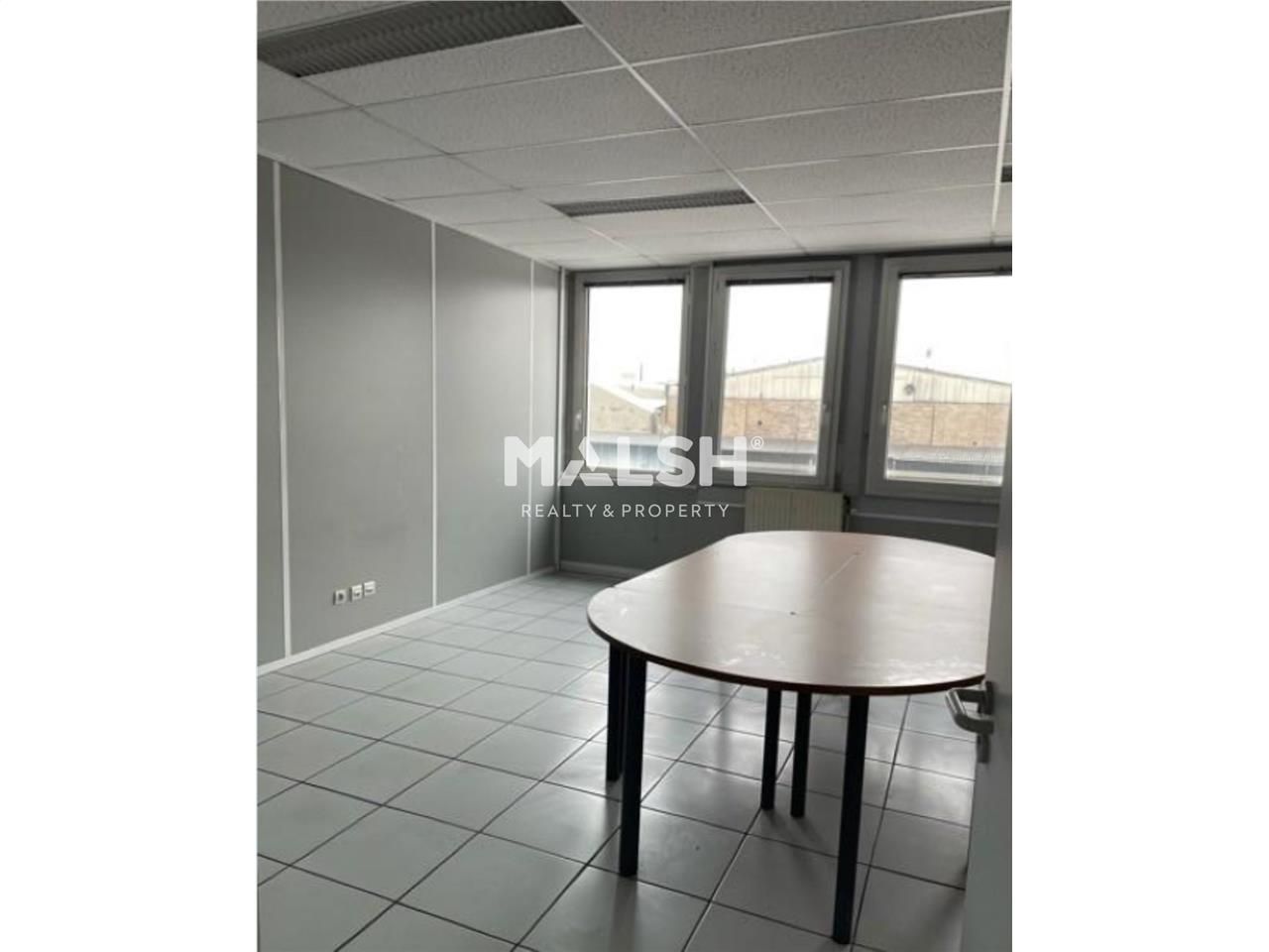 Idéalement situé au sein d'un parc d'activités fe