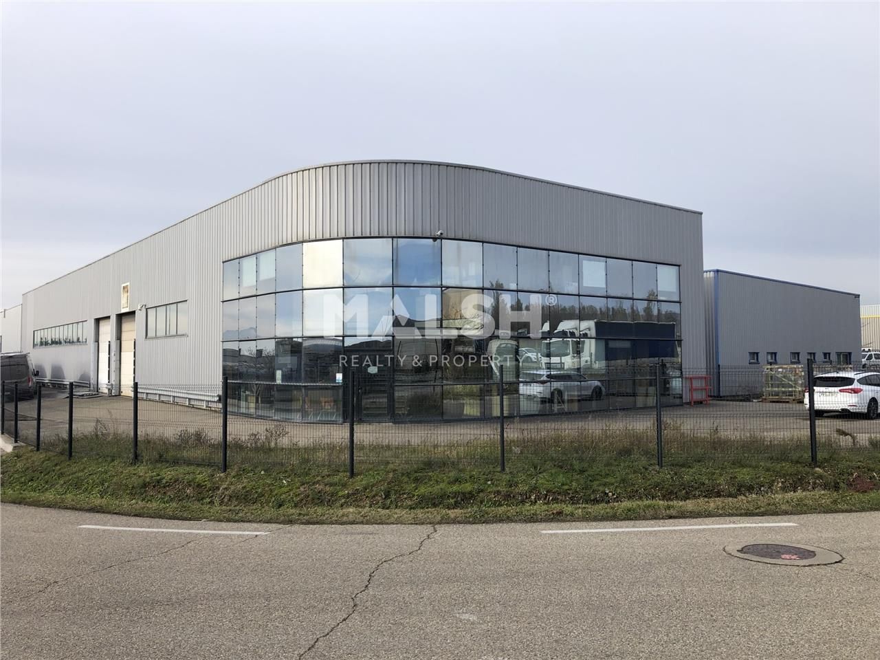 Sur un terrain clos et sécurisé de 2000 m², nous 