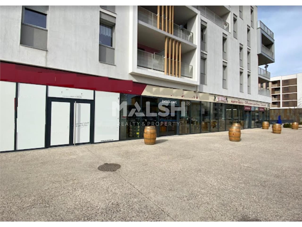 En face de la Place du marché à Sathonay-Camp, no