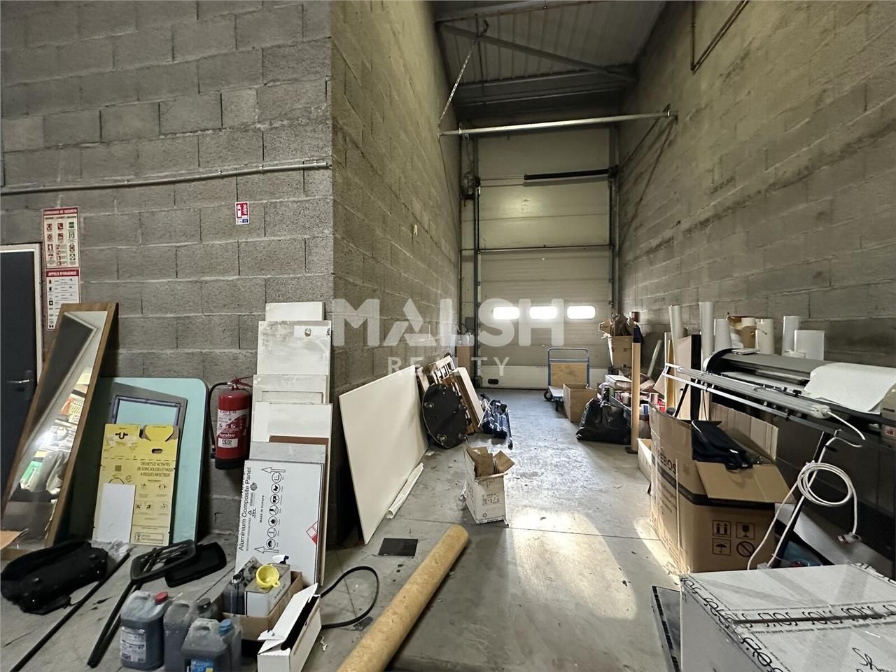 Au sein d'un parc d'activités clos à Décines-Char