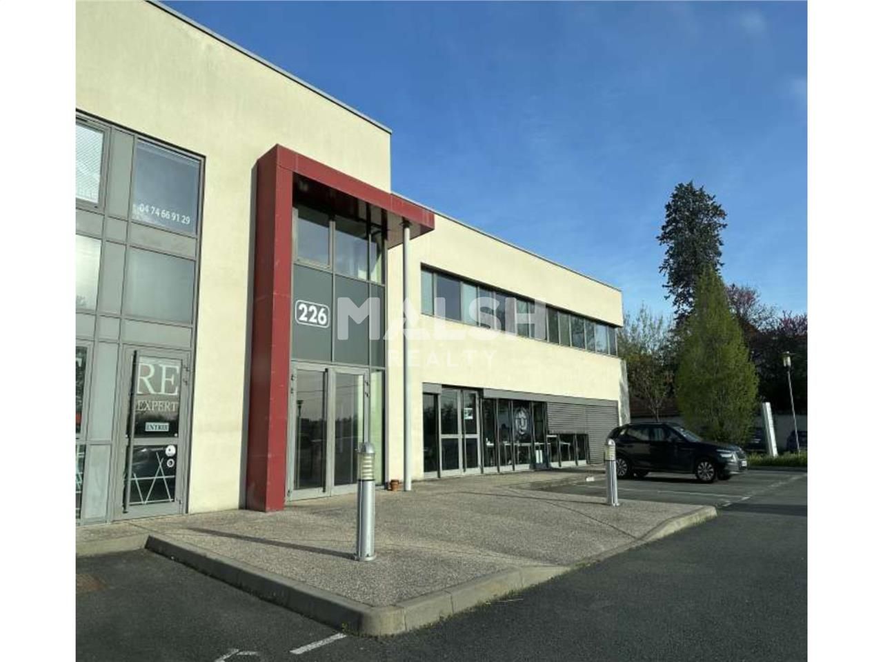 Dans un ensemble de bureaux, nous vous proposons 