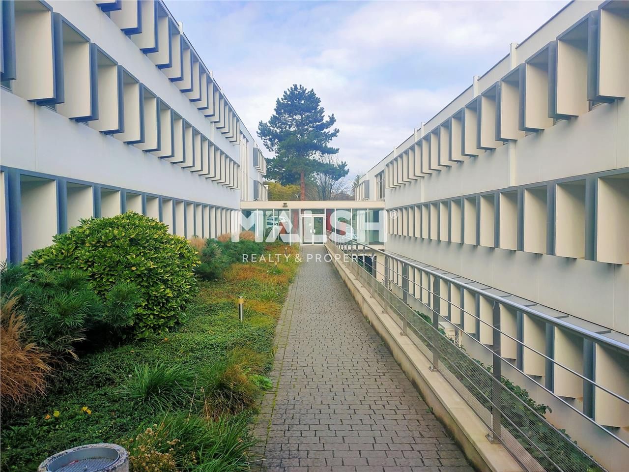 Nous vous proposons à la VENTE des bureaux de 593