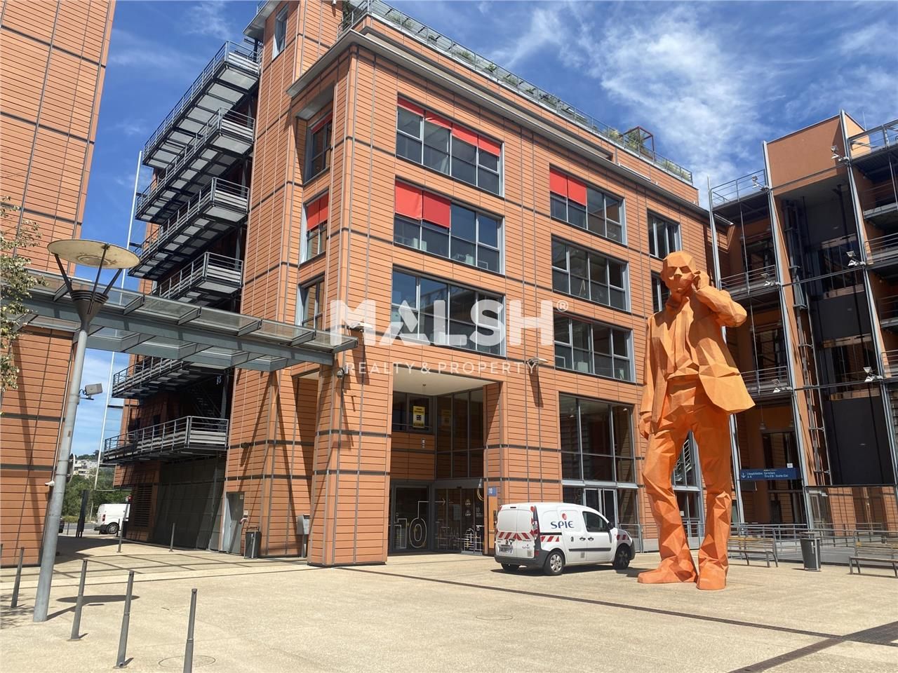 Nous vous proposons à la location 366,60 m² de bu