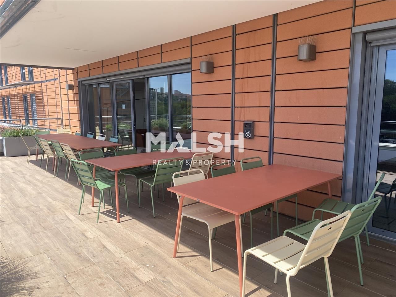 Nous vous proposons à la location 366,60 m² de bu