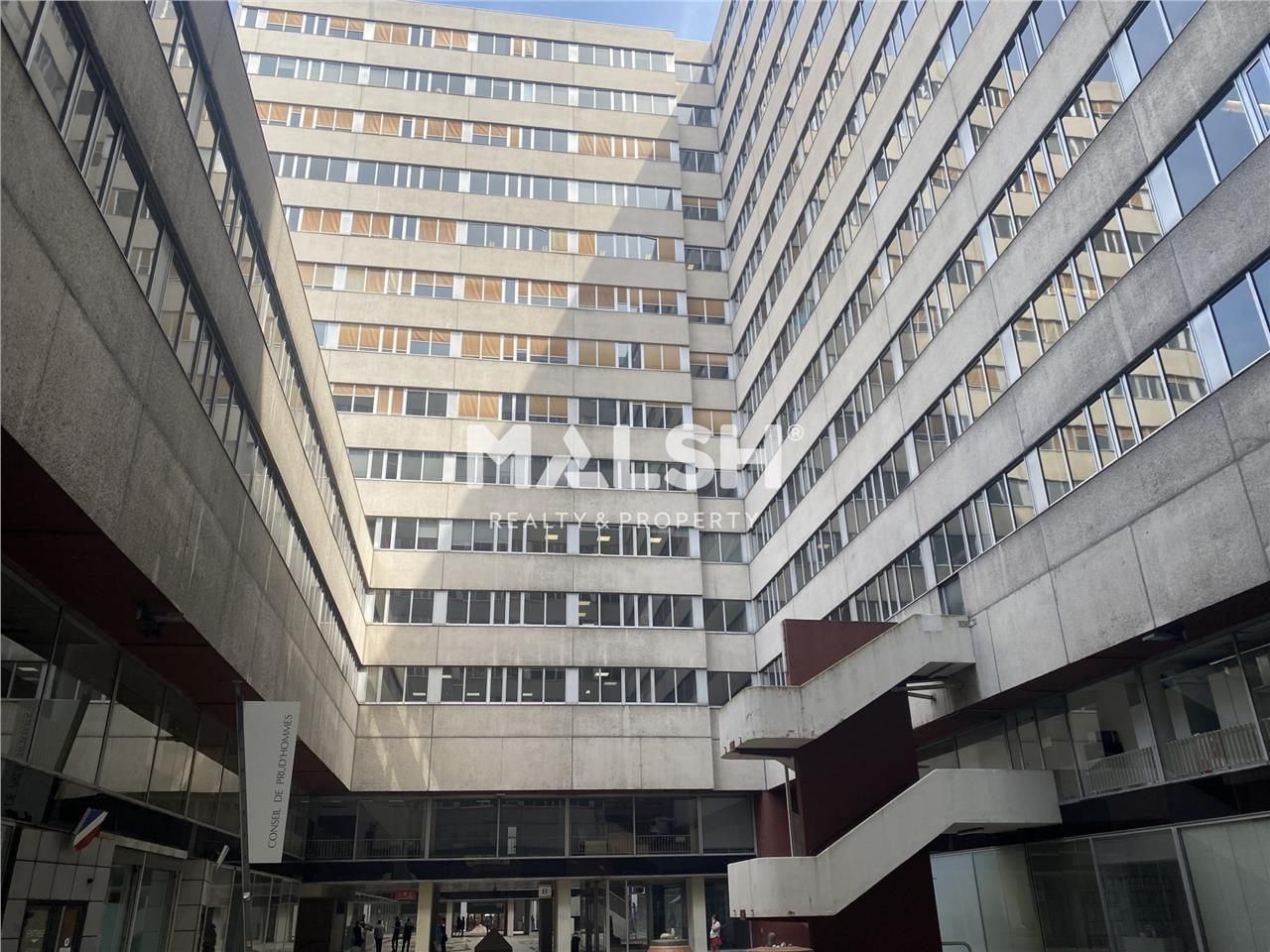 Nous vous proposons à la location 447 m² de burea