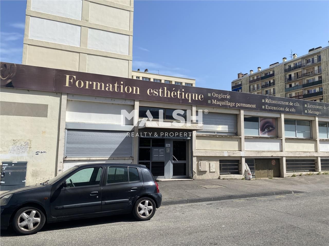 Nous proposons à la vente des bureaux en bon état