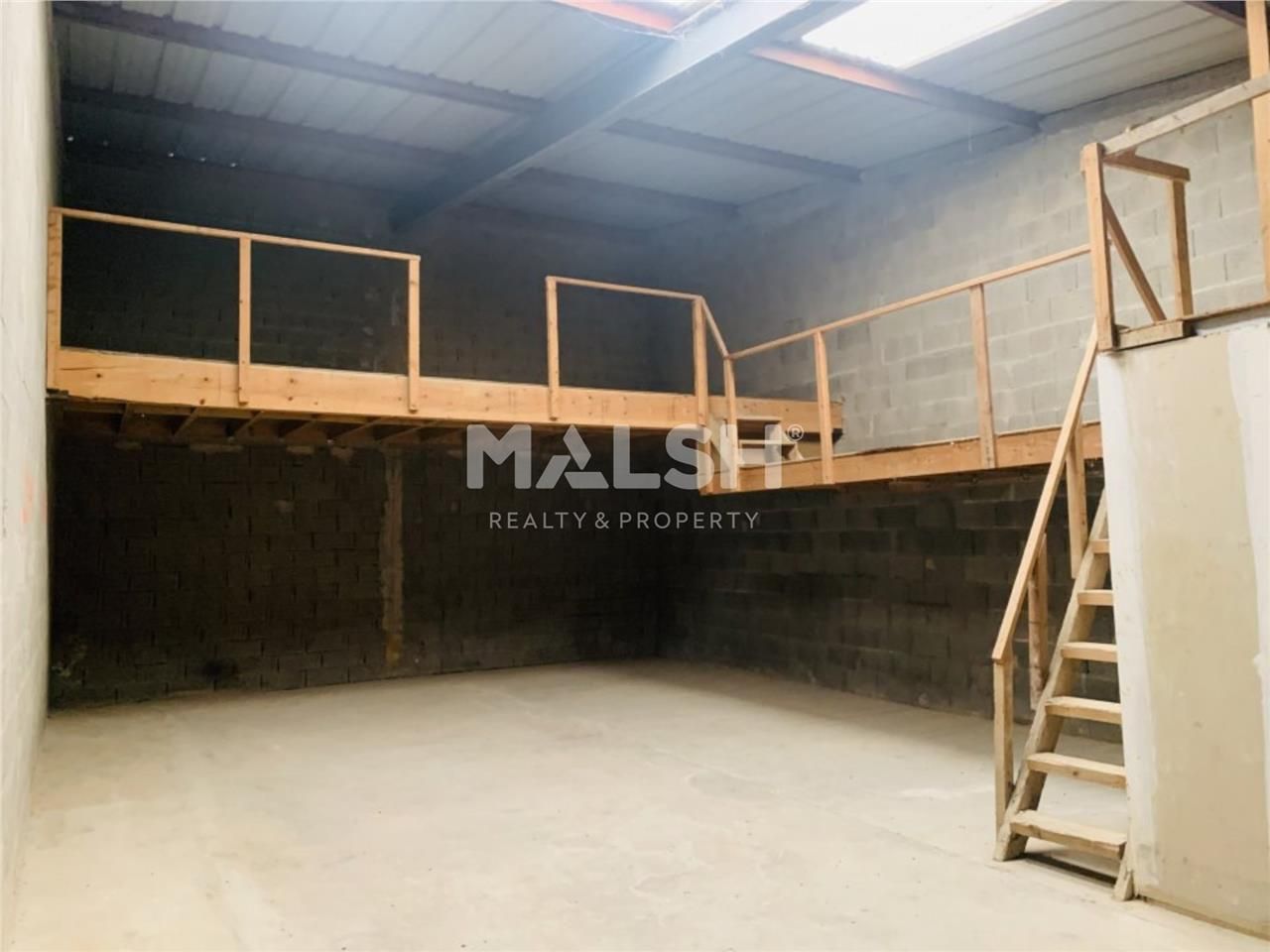 Dans un petit parc de la zone industrielle du Bas