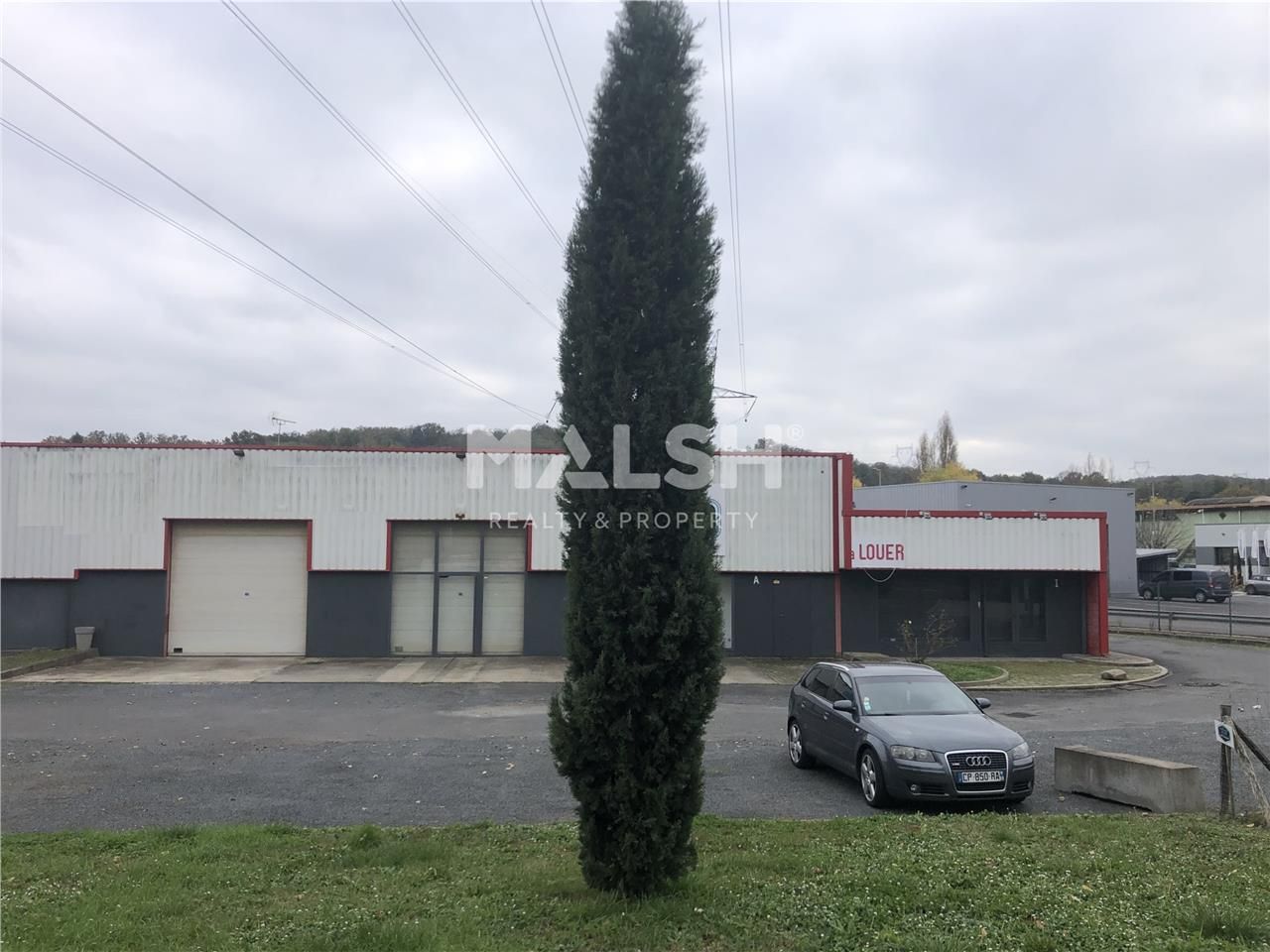 Nous vous proposons à la location :  - un local d