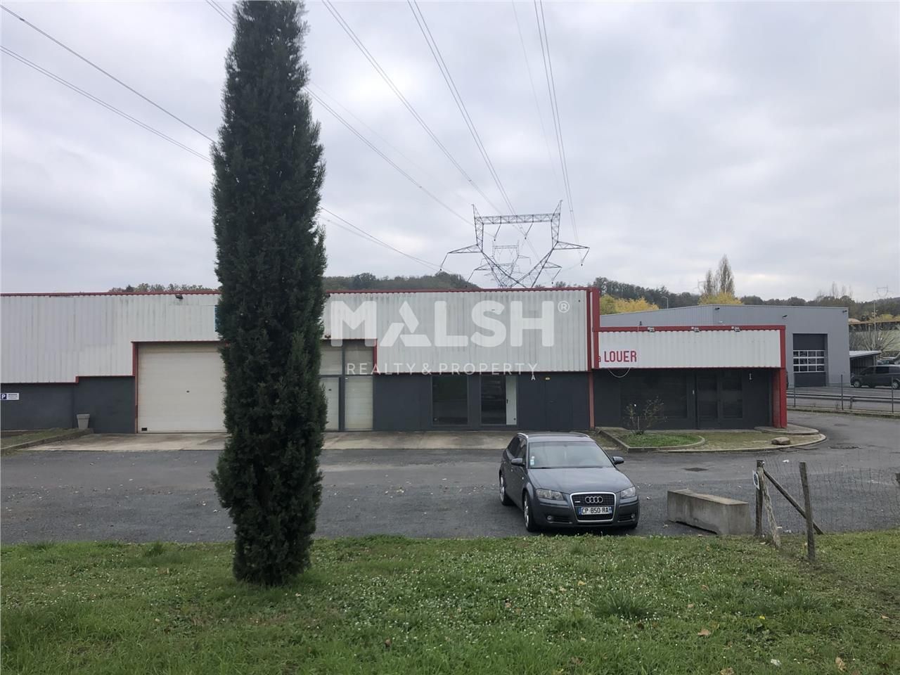 Nous vous proposons à la location :  - un local d