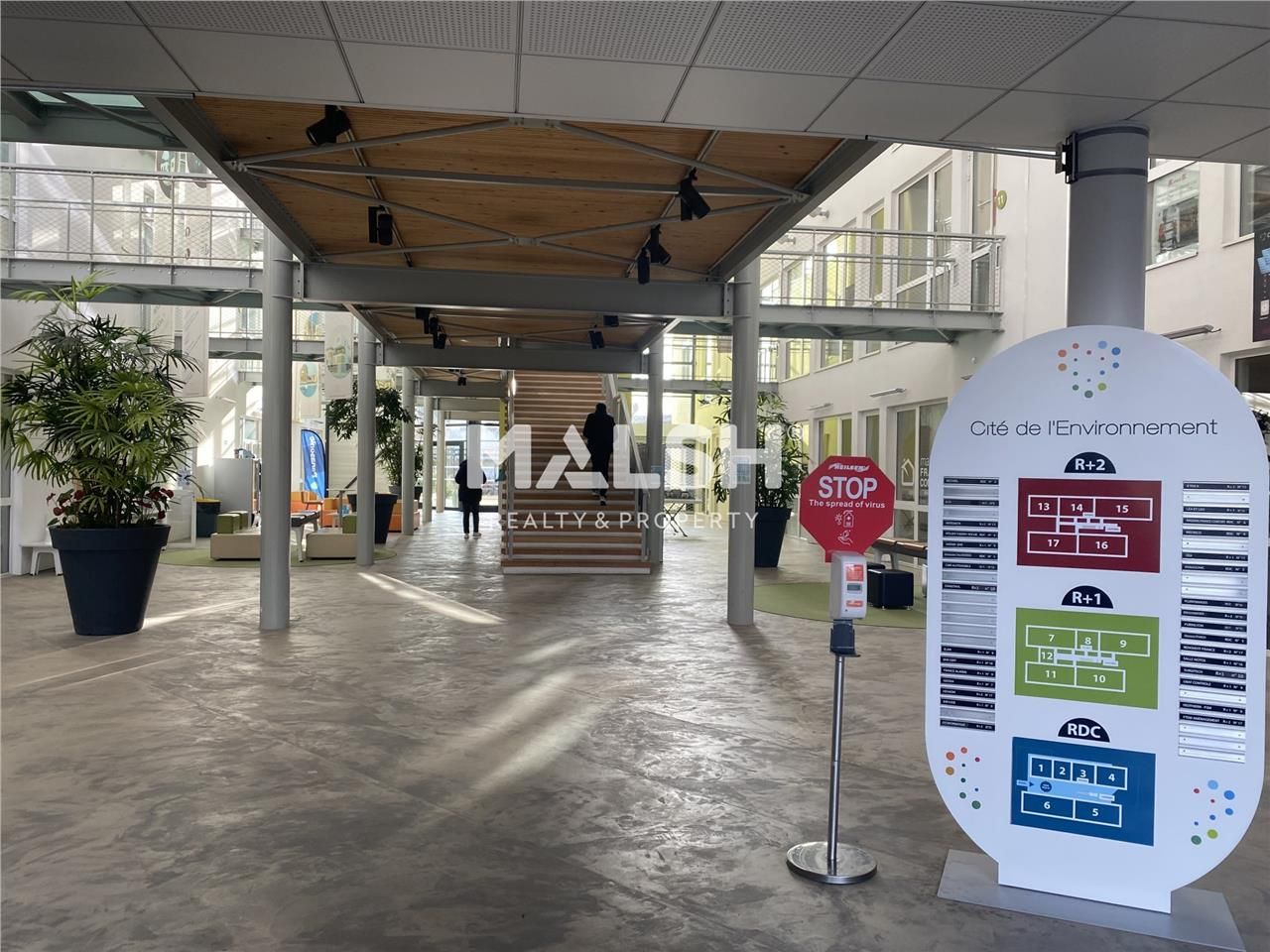 Nous vous proposons à la vente, 203 m² au rez-de-