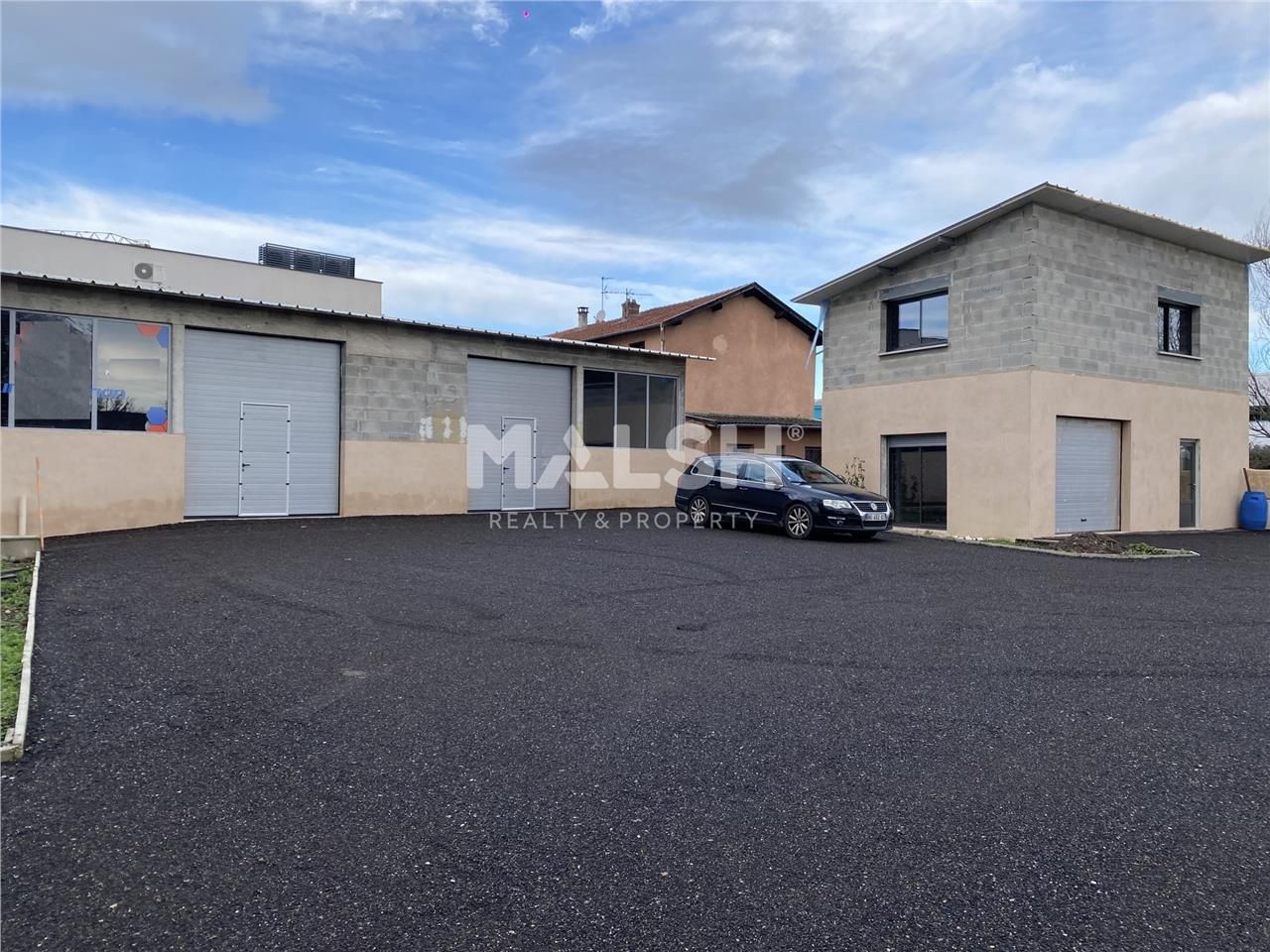 Sur un terrain clos et sécurisé par un portail él