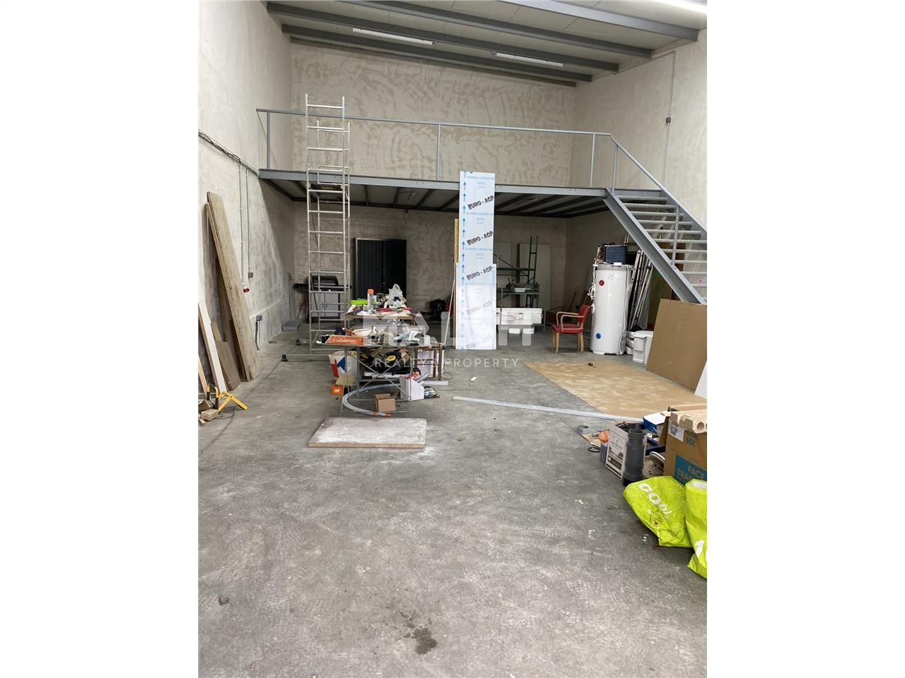 Sur un terrain clos et sécurisé par un portail él