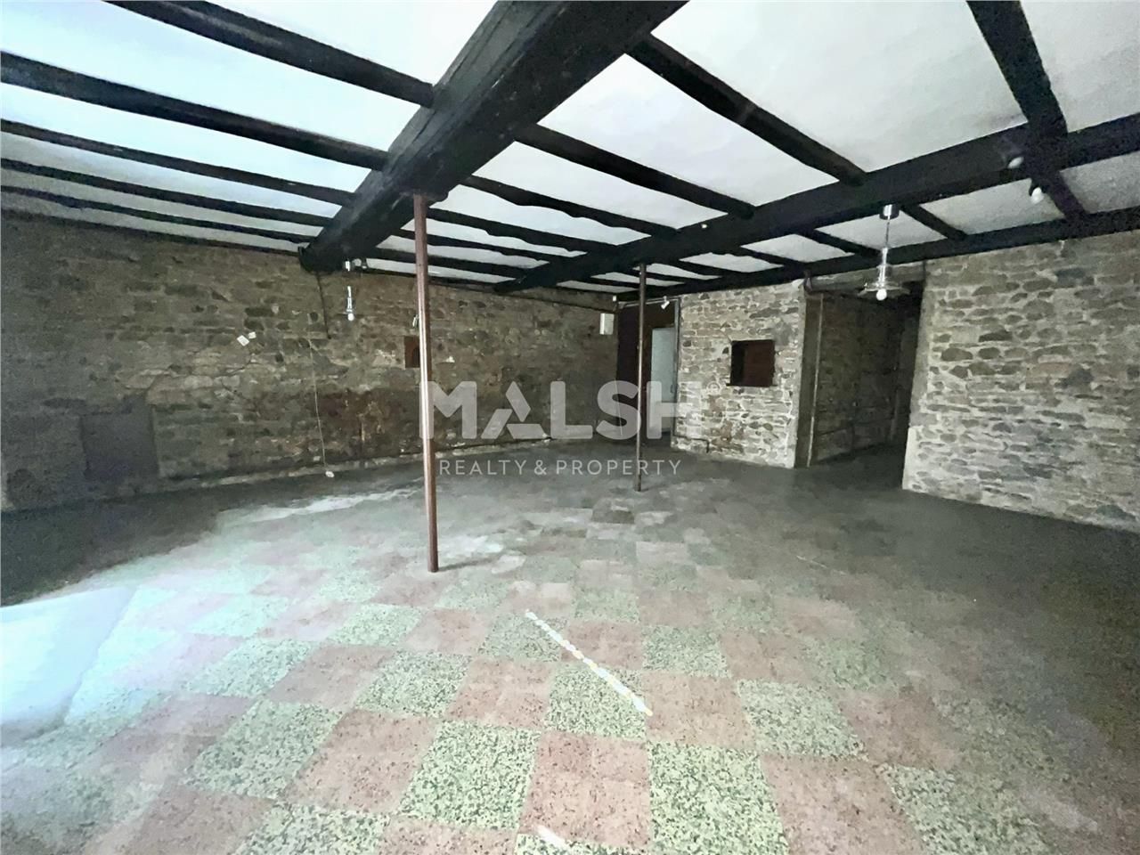 Nous vous proposons  à la location, un local comm