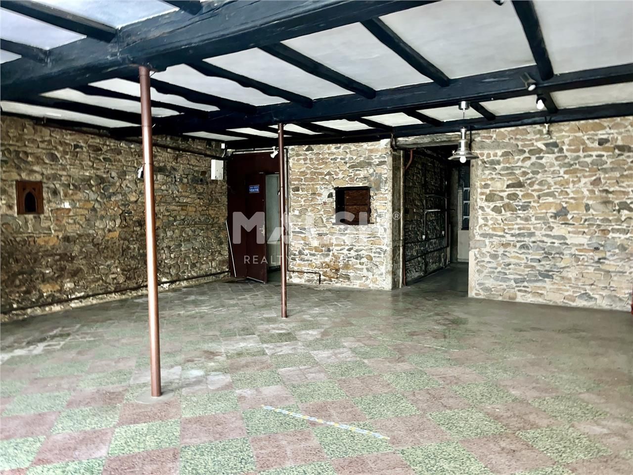 Nous vous proposons  à la location, un local comm