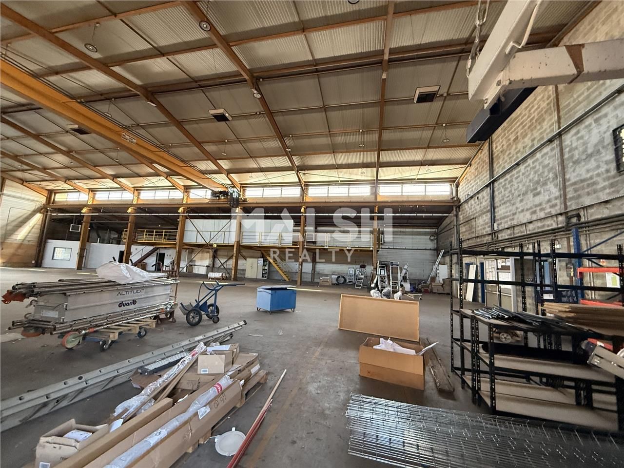 Sur un terrain indépendant et clos avec portail a