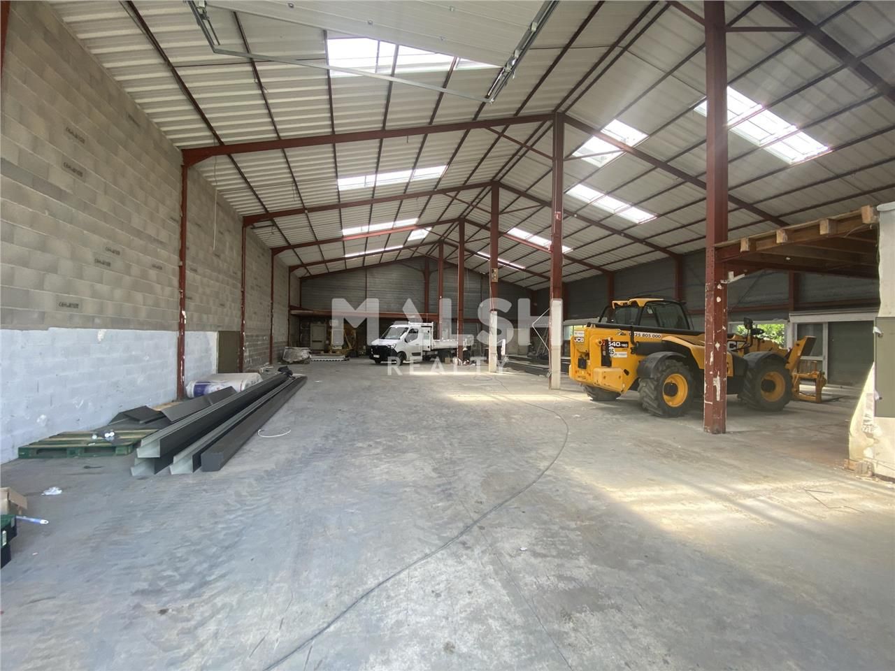 A proximité immédiate de l'autoroute A6, nous vou