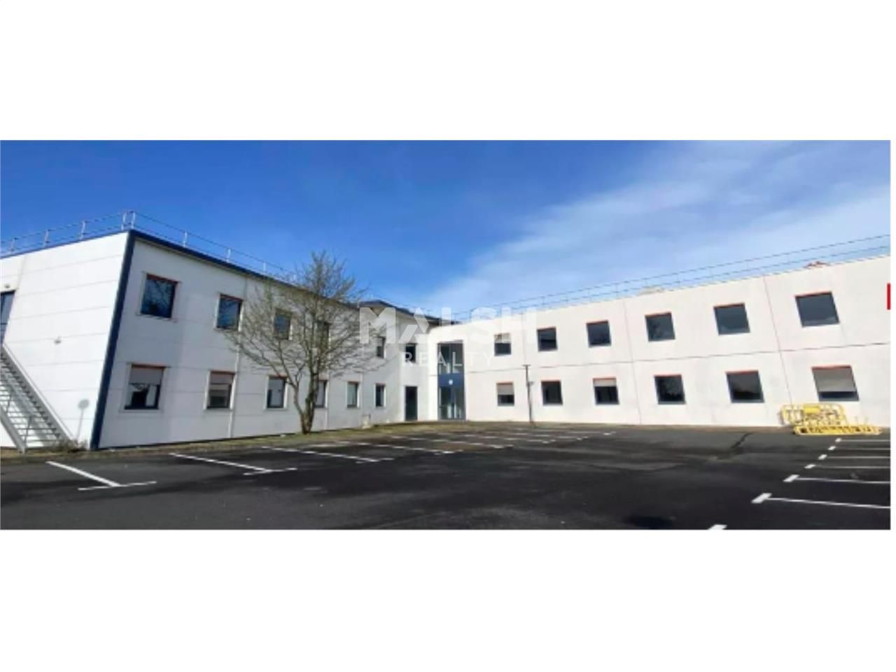 Sur un terrain indépendant, clos et sécurisé de 2