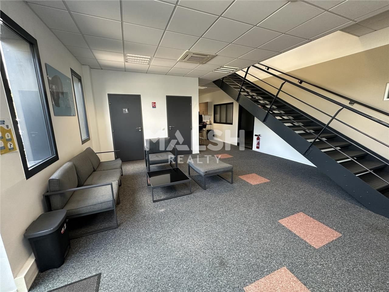 A proximité immédiate de l'échangeur autoroutier 