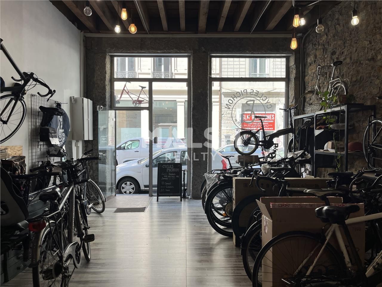 Nous vous proposons  à la location, un local comm