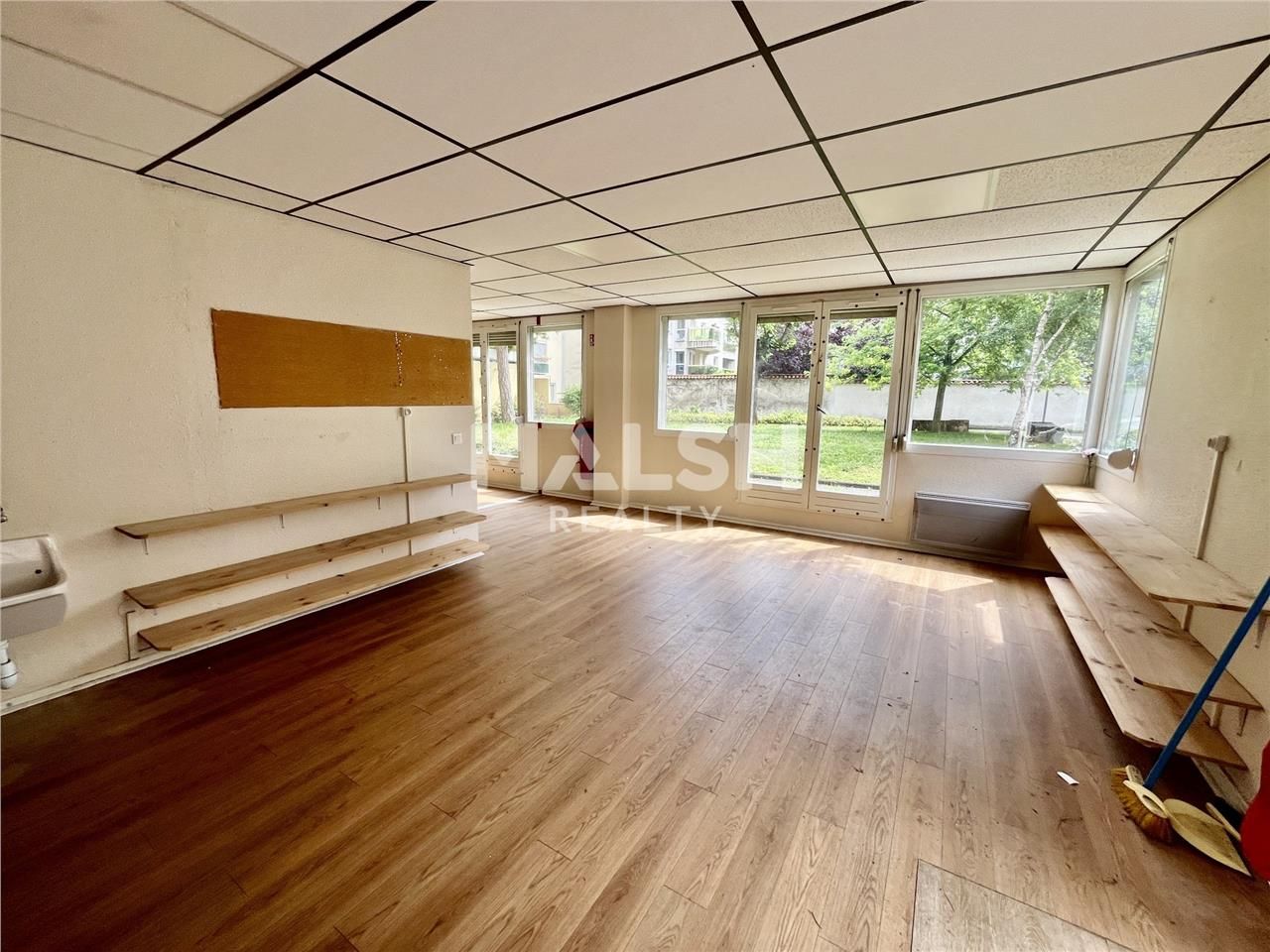 Nous vous proposons à la location, un local comme