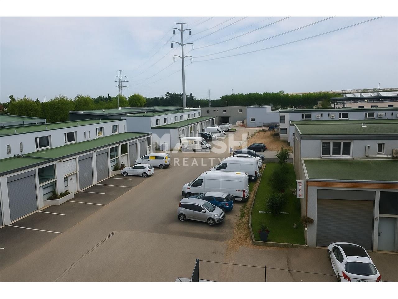 Dans un parc d'activités sécurisé avec portail et