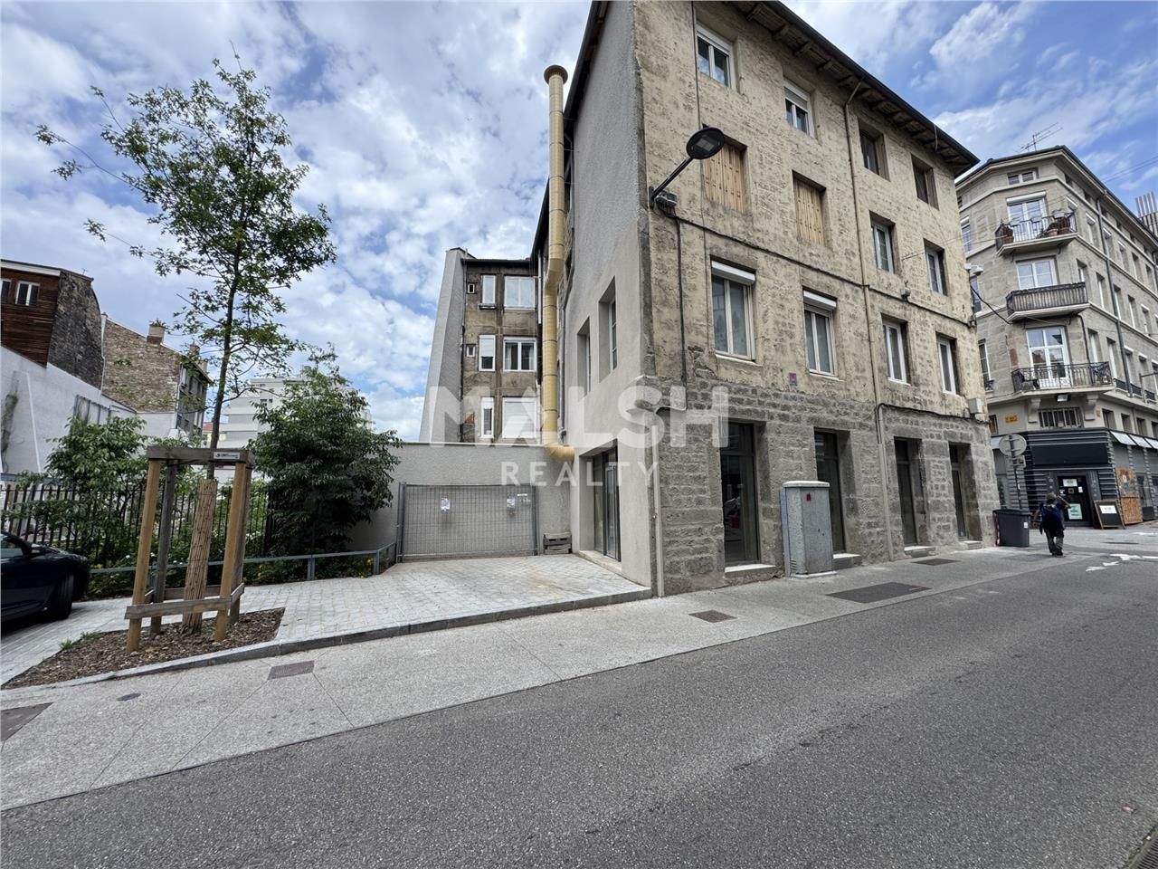 Nous vous proposons à la location un local commer